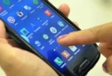 Smartphone nas mãos de um usuário