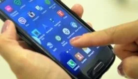 Smartphone nas mãos de um usuário