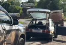Carro apreendido pela polícia onde foi encontrado o corpo esquartejado no Paraná