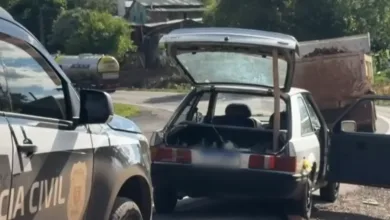 Carro apreendido pela polícia onde foi encontrado o corpo esquartejado no Paraná