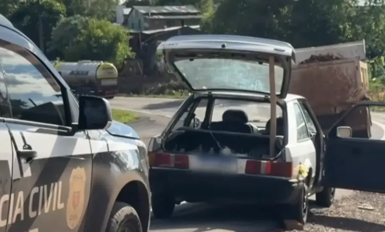 Carro apreendido pela polícia onde foi encontrado o corpo esquartejado no Paraná