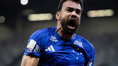 Cruzeiro vence o Remo por 1 x 0 e assume a terceira colocação no Brasileirão 2 Jogadores em campo durante partida no Mineirão
