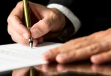 Documentos e papéis sobre uma mesa representando planejamento jurídico e sucessório