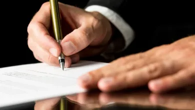 Documentos e papéis sobre uma mesa representando planejamento jurídico e sucessório