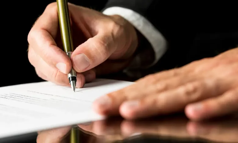 Documentos e papéis sobre uma mesa representando planejamento jurídico e sucessório