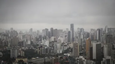 Paisagem com tempo nublado e chuvoso no Paraná