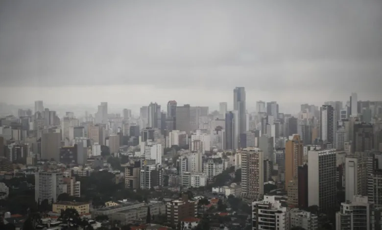 Frente fria avança pelo Paraná e derruba temperaturas com risco de tempestades 1 Paisagem com tempo nublado e chuvoso no Paraná