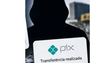 Ilustração de celular exibindo aplicativo de mensagens e transação financeira