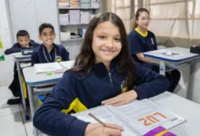 Fachada de prédio público e escolas em Apucarana