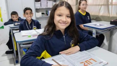 Dia do Servidor: Escolas, CMEIs e serviços essenciais funcionam normalmente em Apucarana 2 Fachada de prédio público e escolas em Apucarana