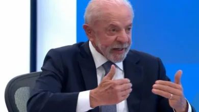 TSE autoriza PT a desvincular canal Exército do Lula da campanha 2 Celular exibindo aplicativo de mensagens