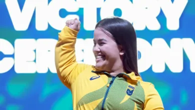 Atleta brasileira competindo em torneio de halterofilismo.