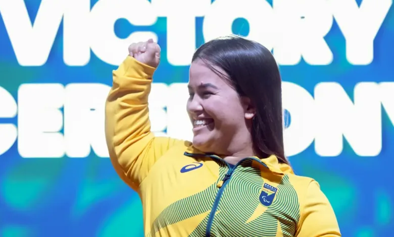 Com sete ouros, Brasil lidera Open das Américas de halterofilismo 1 Atleta brasileira competindo em torneio de halterofilismo.