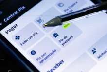 Celular realizando pagamento por aproximação