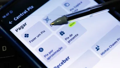 Celular realizando pagamento por aproximação