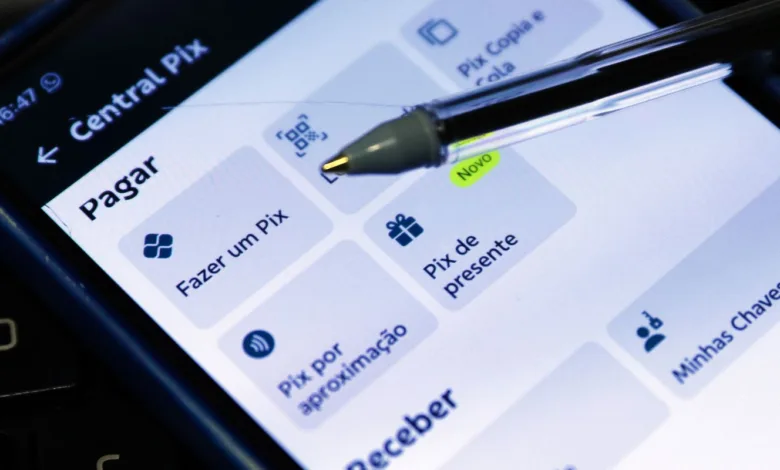 Celular realizando pagamento por aproximação