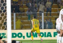 Partida de futebol entre Mirassol e Internacional