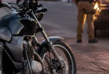 Motocicleta estacionada em via pública