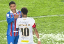 Jogadores em campo durante partida entre Santos e Bahia com chuva