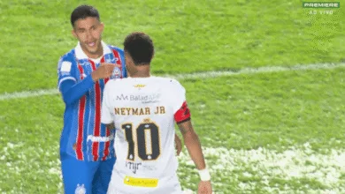 Jogadores em campo durante partida entre Santos e Bahia com chuva