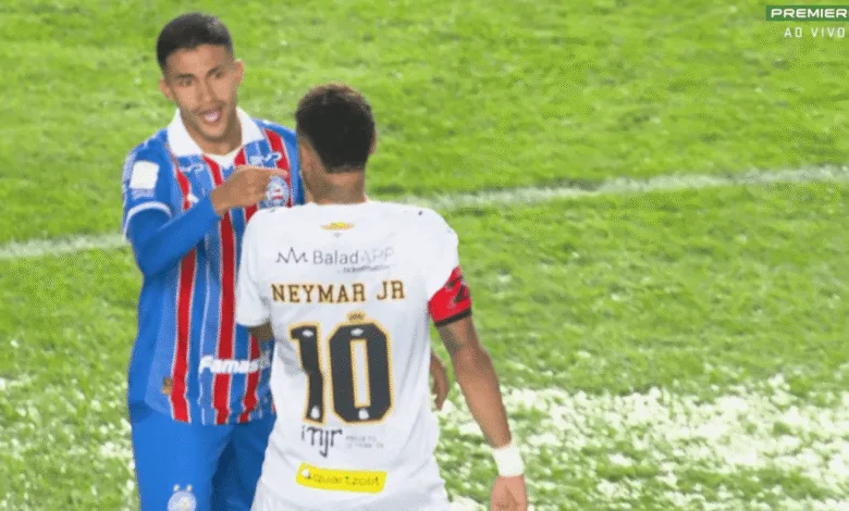 Jogadores em campo durante partida entre Santos e Bahia com chuva