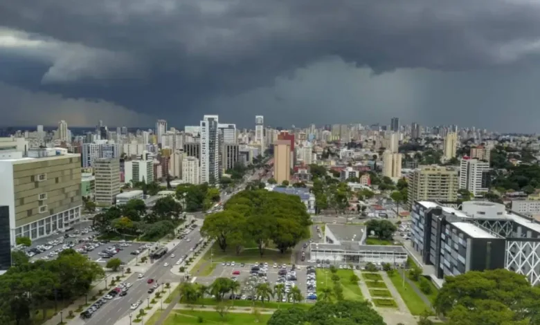 Paisagem com tempo nublado e instabilidade no Paraná