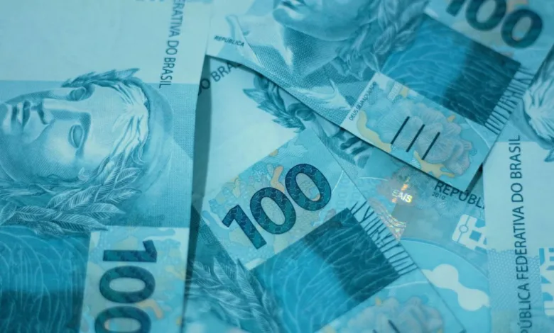 Agenda fiscal brasileira deve ser tratada como apartidária, diz economista 1 Gráficos de economia e finanças em tela