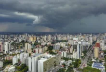Previsão do tempo no Paraná tem frente fria e temporais em novembro 2 Paisagem com tempo nublado e instável no Paraná