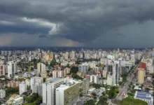 Paisagem com céu nublado no Paraná