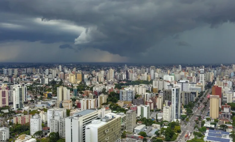 Paisagem com céu nublado no Paraná