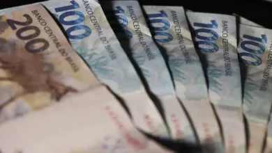 Trabalhador analisando documento com cálculos financeiros.