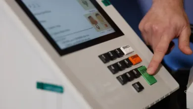 Urnas eletrônicas durante o primeiro turno das Eleições 2026
