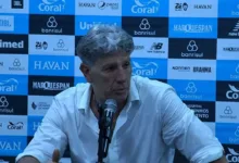 Treinador Renato Gaúcho gesticula durante partida de futebol.
