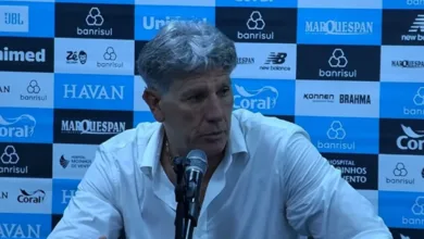 Treinador Renato Gaúcho gesticula durante partida de futebol.