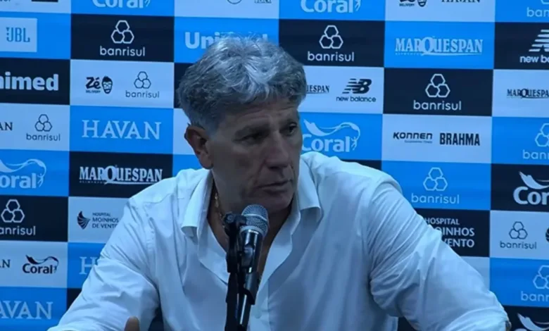 Treinador Renato Gaúcho gesticula durante partida de futebol.