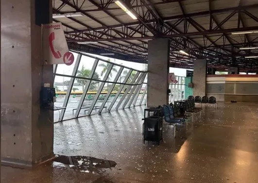 Estrutura danificada na Rodoviária de Londrina após temporal