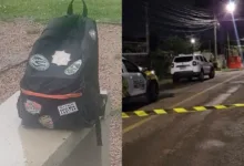 Mochila abandonada sobre banco em praça de Curitiba