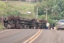 Caminhão tombado em pontilhão na Estrada São João