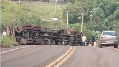 Caminhão tombado em pontilhão na Estrada São João