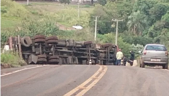 Caminhão tomba em pontilhão e interdita Estrada São João em Jandaia do Sul 1 Caminhão tombado em pontilhão na Estrada São João