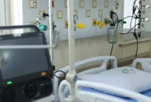 Equipe médica em unidade de terapia intensiva