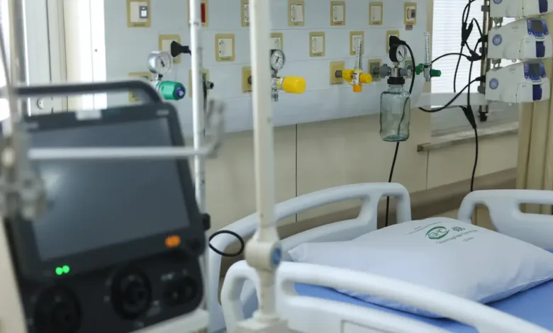 Equipe médica em unidade de terapia intensiva