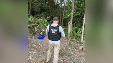 Corpo de bombeiros e viatura policial em área de ocorrência