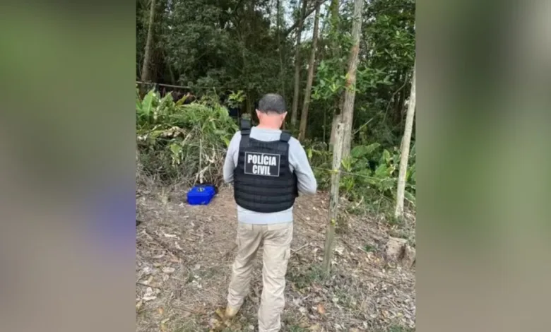 Corpo de bombeiros e viatura policial em área de ocorrência