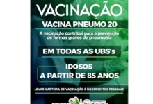Frasco de vacina e atendimento em unidade de saúde