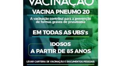 Frasco de vacina e atendimento em unidade de saúde
