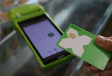 Vale-alimentação e vale-refeição terão nova regra nas maquininhas 6 Maquininha de cartão em estabelecimento comercial