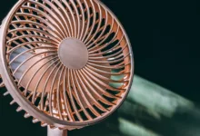 Ventilador posicionado próximo a uma janela aberta
