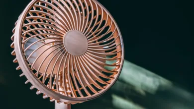 Ventilador posicionado próximo a uma janela aberta