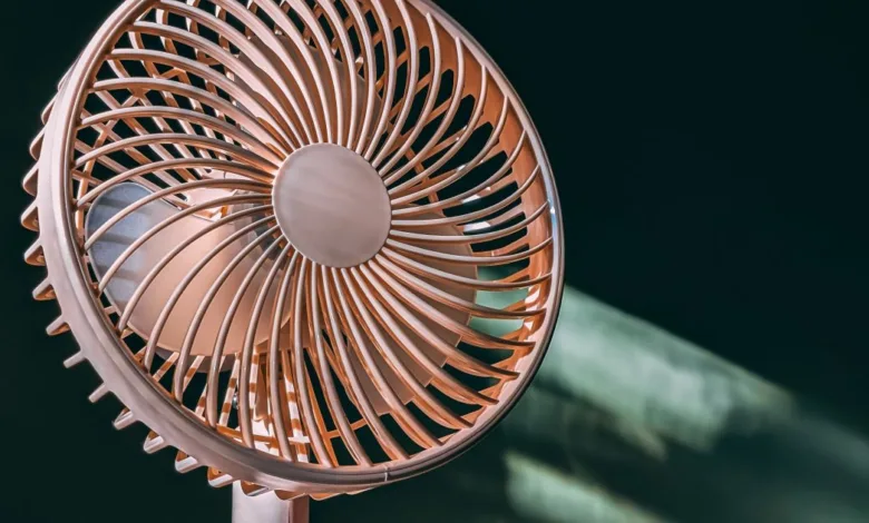 Ventilador posicionado próximo a uma janela aberta